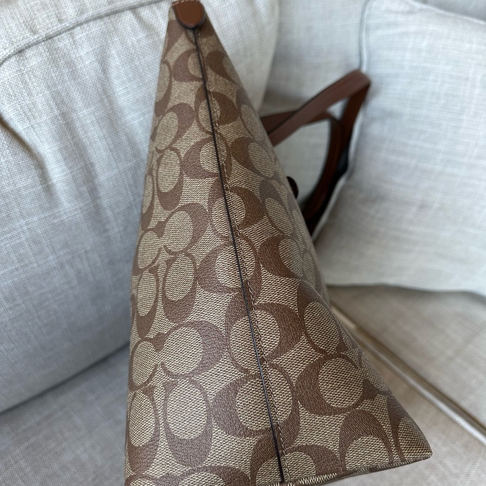 Coach gallery tote in signature canvas - Picture 4 of 13